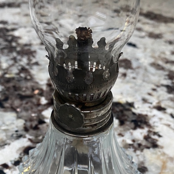 Elegant Glass Oil Lamp - Picture 5 of 6